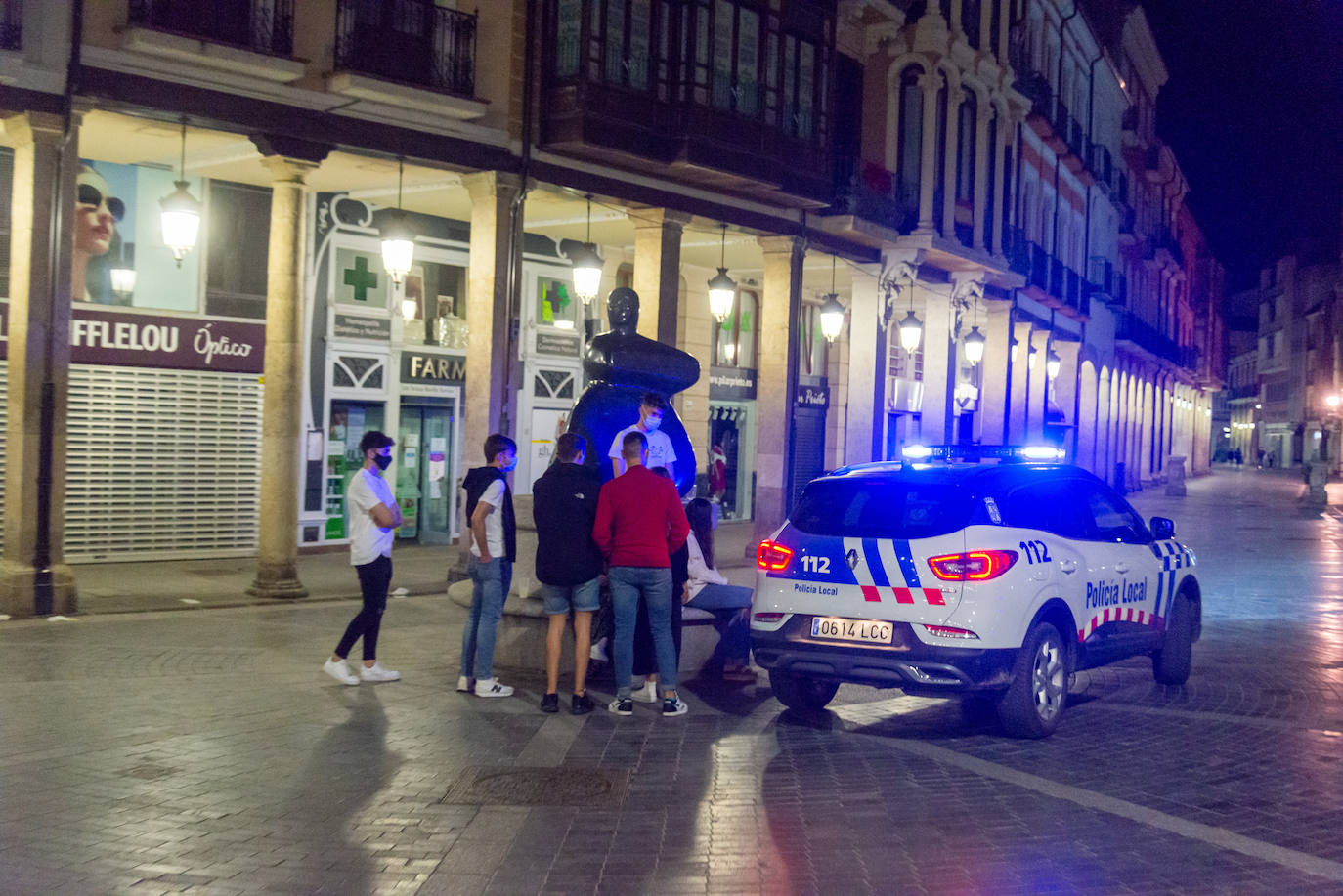 Palentinos en la Calle Mayor después de la medianoche.