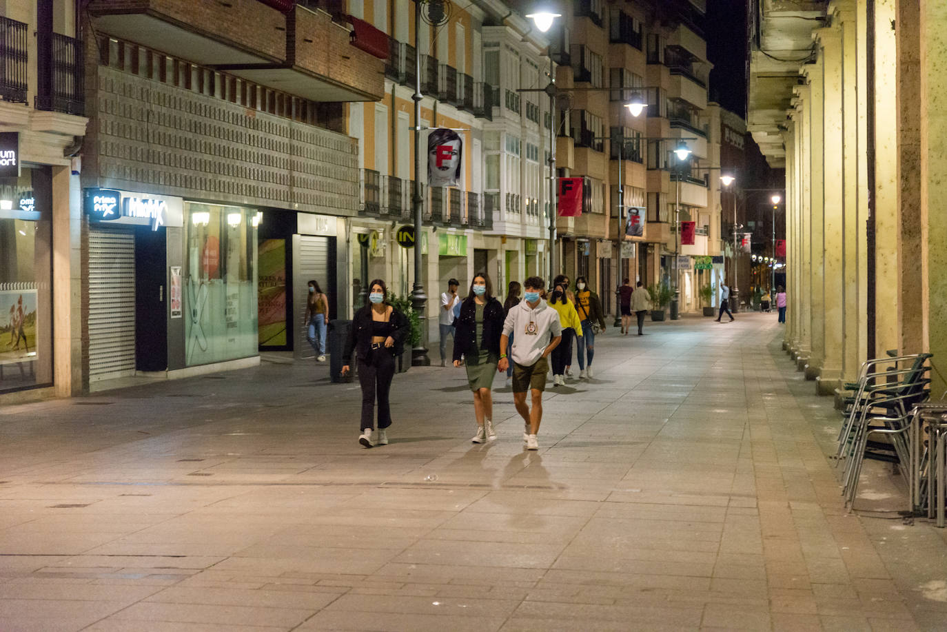 Palentinos en la Calle Mayor después de la medianoche.