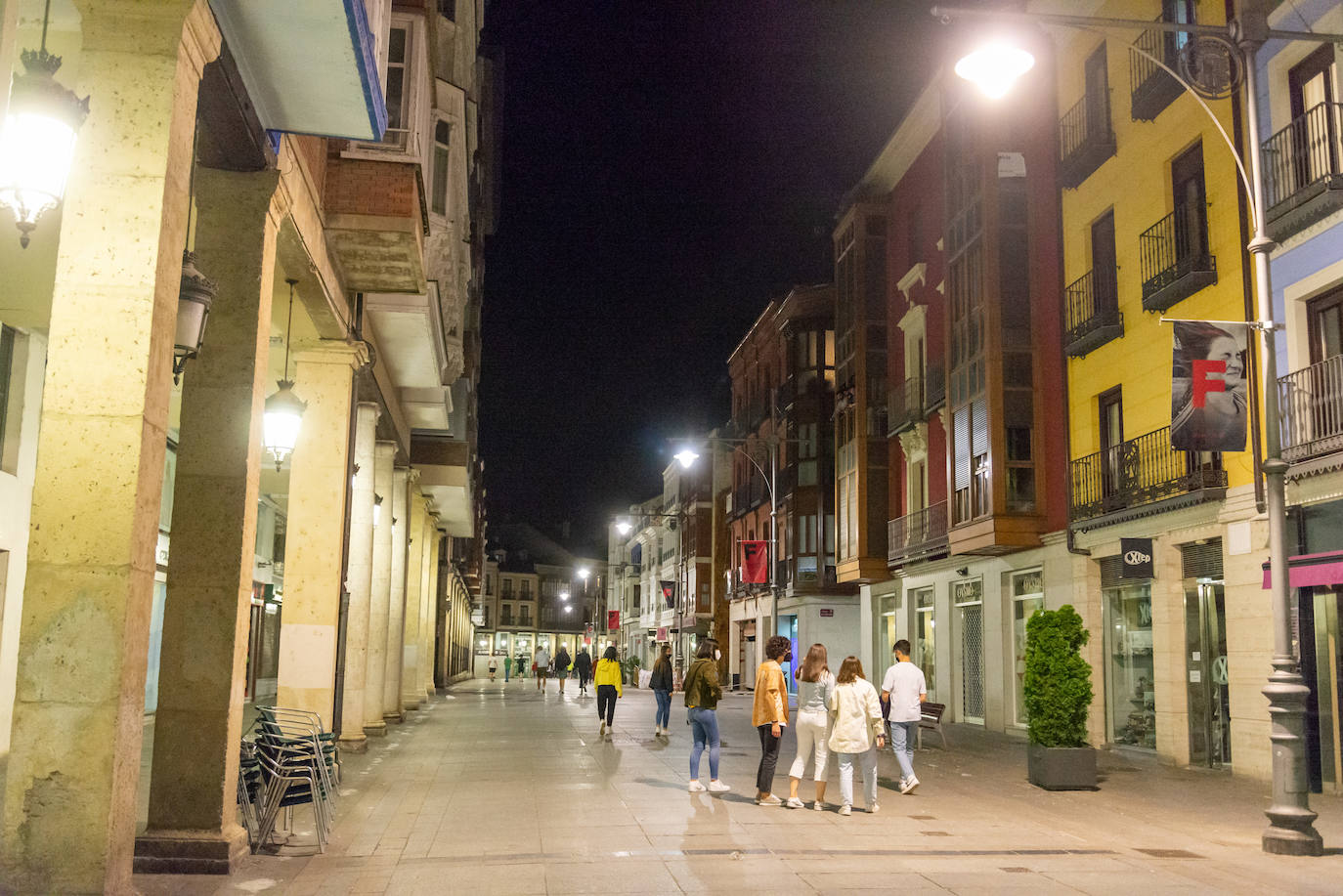 Palentinos en la Calle Mayor después de la medianoche.