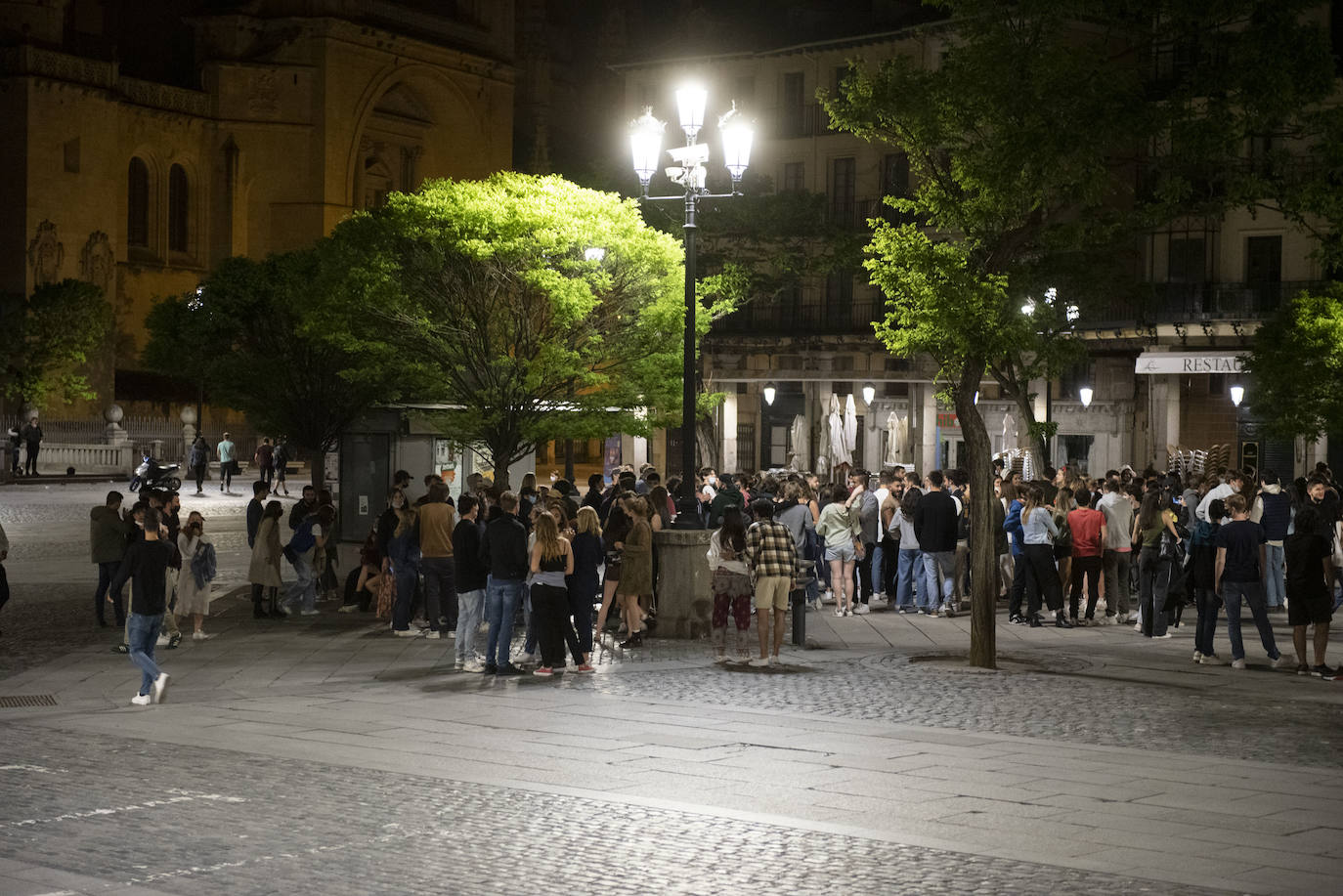 Grupos de jóvenes en las calles de Segovia tras el fin del estado de alarma.