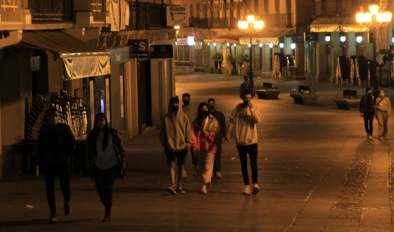 Grupos de jóvenes en las calles de Segovia tras el fin del estado de alarma.