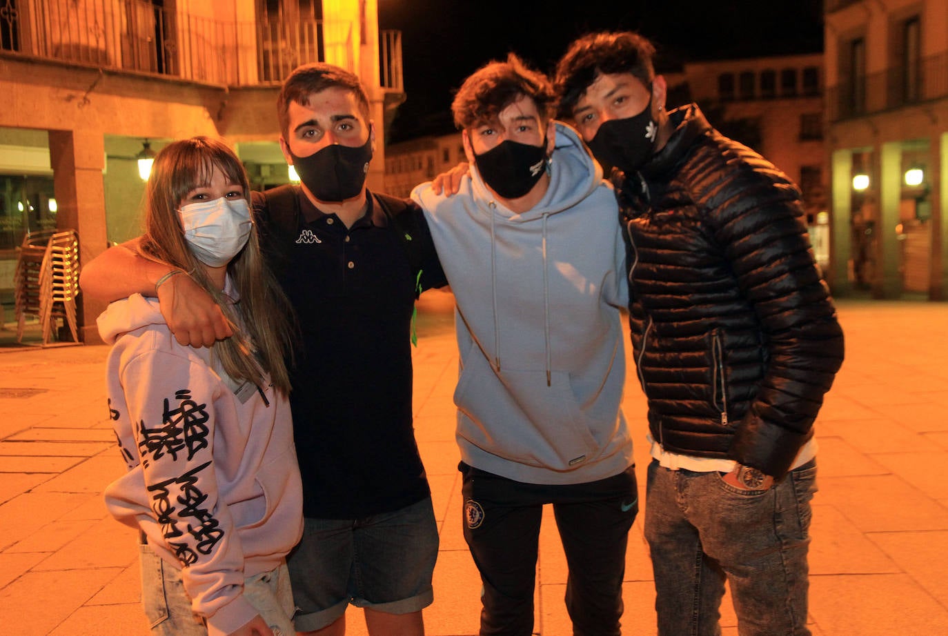 Grupos de jóvenes en las calles de Segovia tras el fin del estado de alarma.