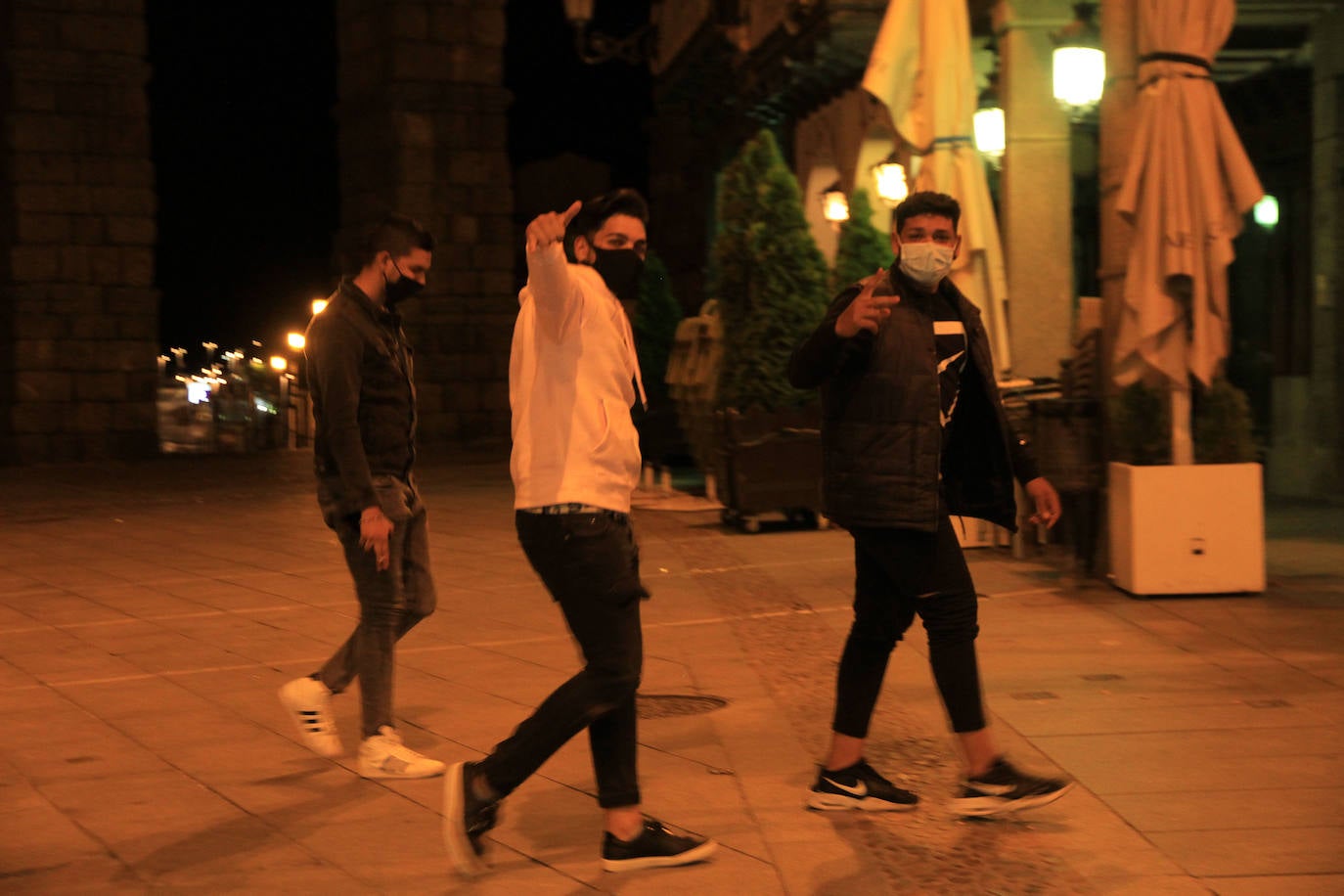 Grupos de jóvenes en las calles de Segovia tras el fin del estado de alarma.