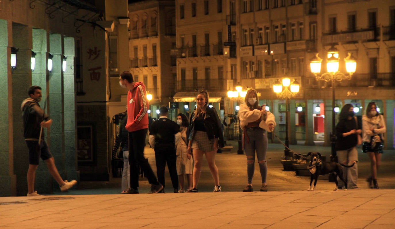 Grupos de jóvenes en las calles de Segovia tras el fin del estado de alarma.