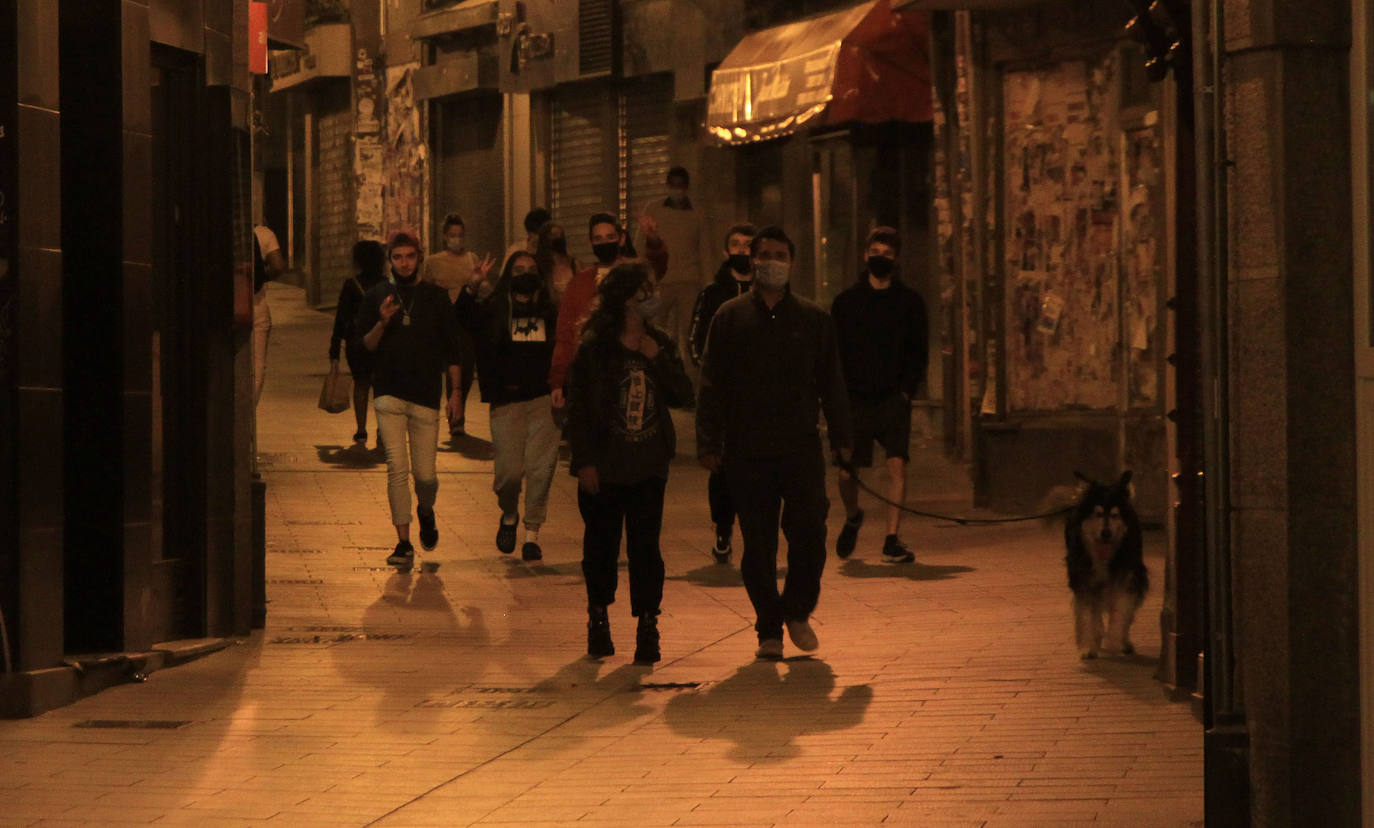 Grupos de jóvenes en las calles de Segovia tras el fin del estado de alarma.