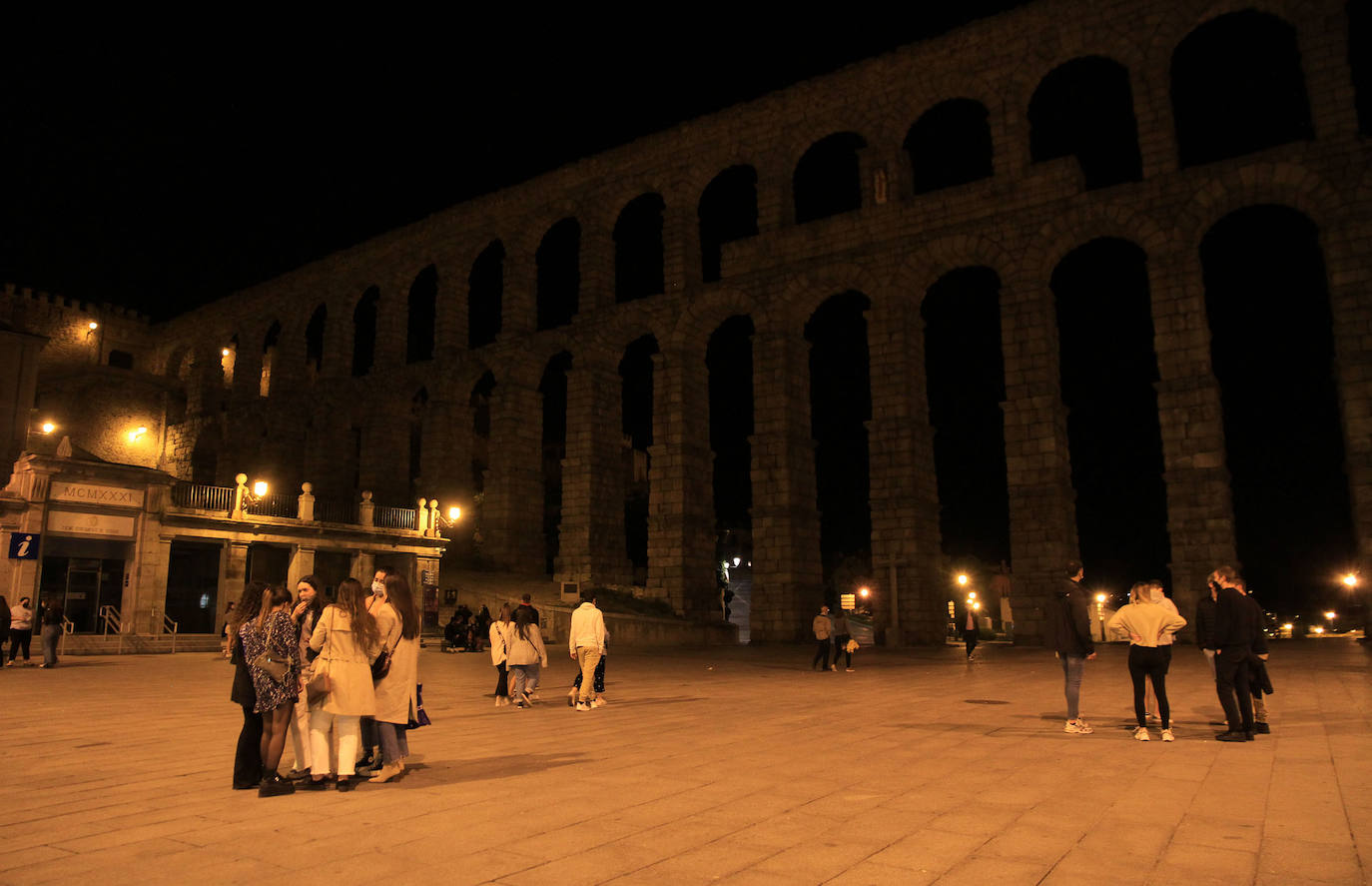 Grupos de jóvenes en las calles de Segovia tras el fin del estado de alarma.