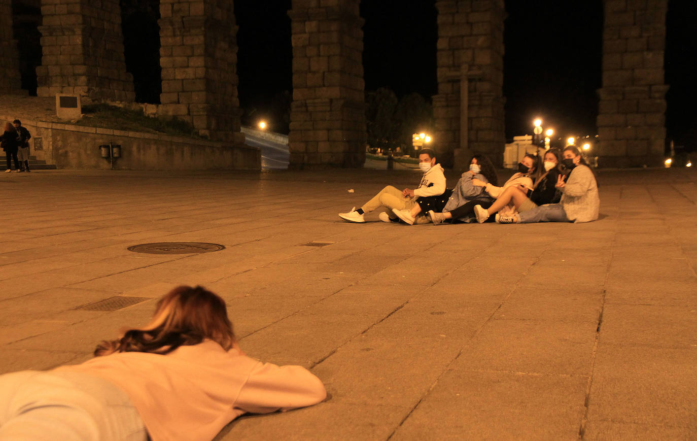 Grupos de jóvenes en las calles de Segovia tras el fin del estado de alarma.