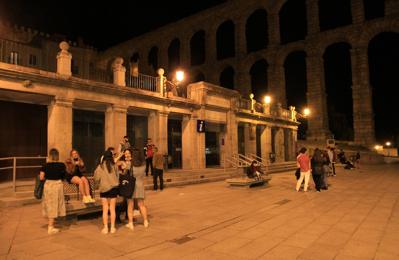 Grupos de jóvenes en las calles de Segovia tras el fin del estado de alarma.