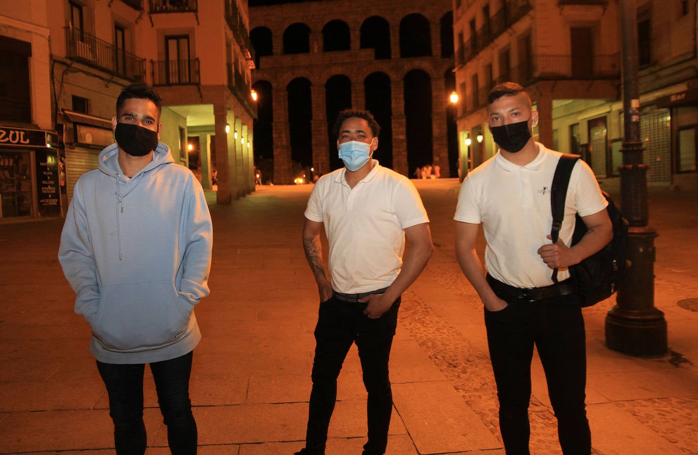 Grupos de jóvenes en las calles de Segovia tras el fin del estado de alarma.