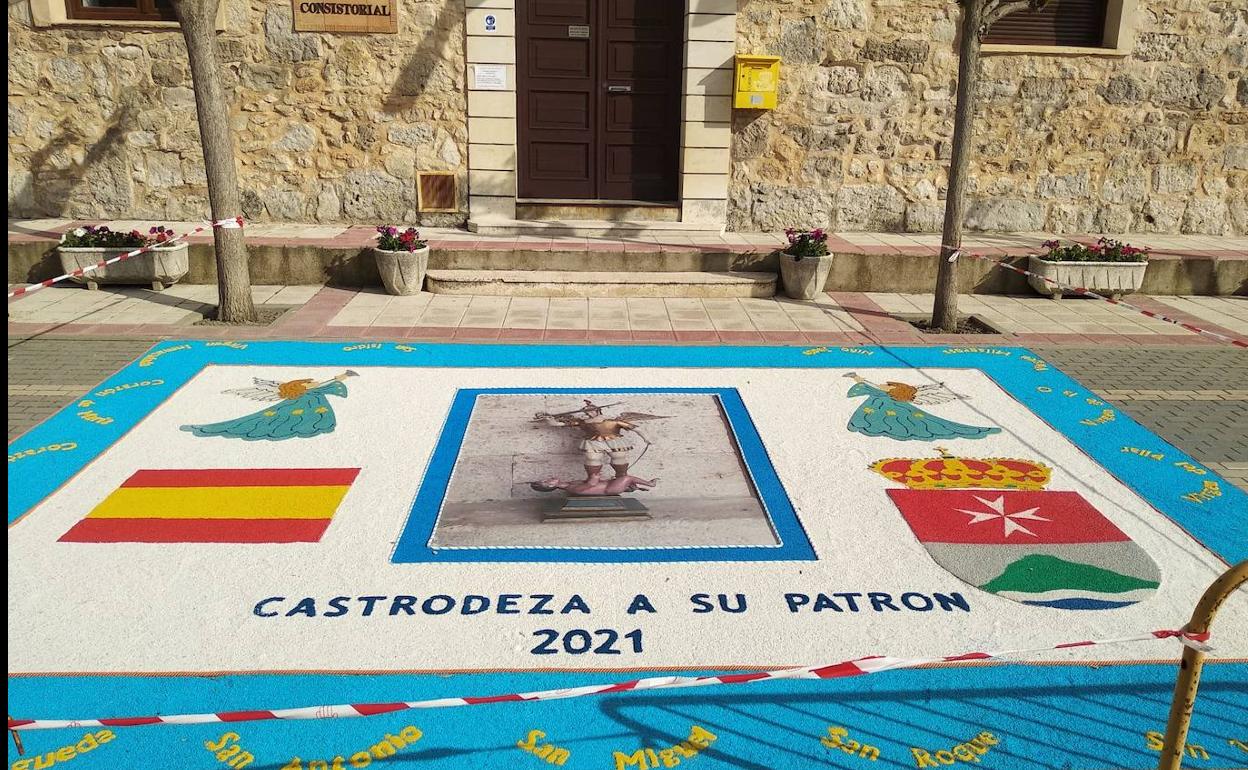La alfombra floral en honor al patrón de Castrodeza.