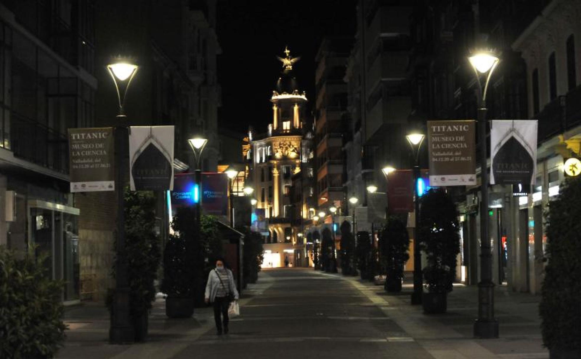 Una mujer camina por la calle Santiago pasada la hora del último toque de queda.