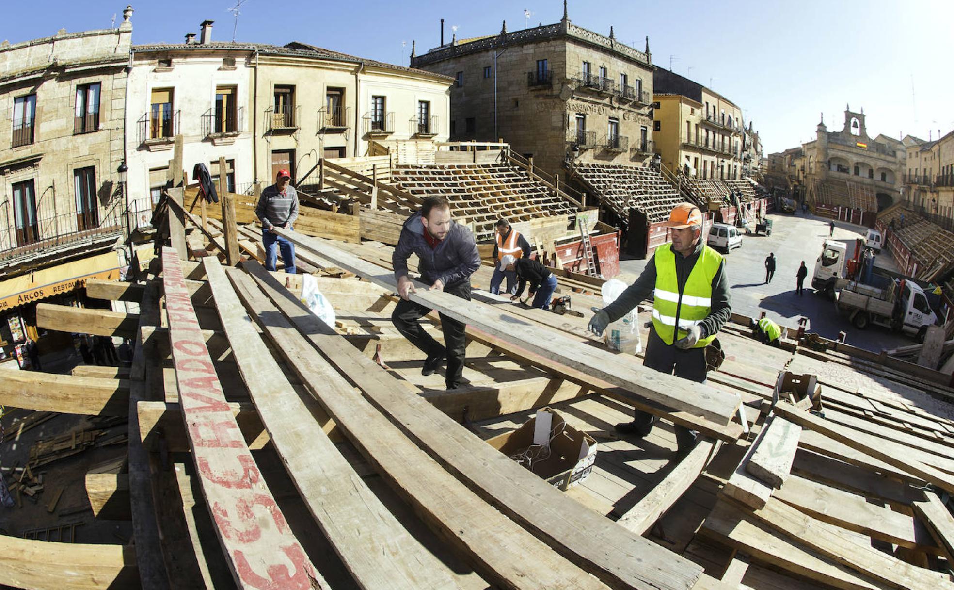 Montaje de la plaza de toros en la Plaza Mayor de CiudadRodrigo con motivo del Carnaval del Toro.