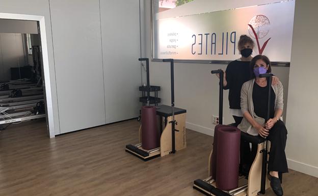 Isabel Robles y Pilar Quevedo (sentada), en las instalaciones de Vida Pilates. 