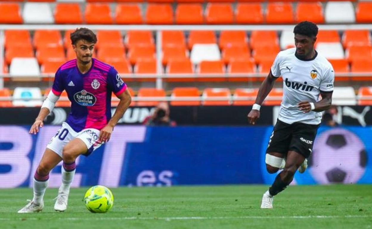 Jota avanza con la pelota ante Thierry en el Valencia-Real Valladolid del pasado domingo en Mestalla.
