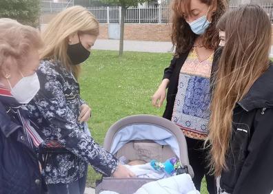 Imagen secundaria 1 - La familia, con el pequeño Daniel.