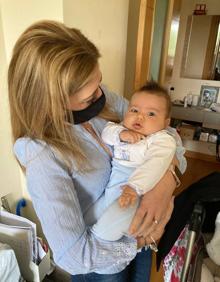 Imagen secundaria 2 - La familia, con el pequeño Daniel.