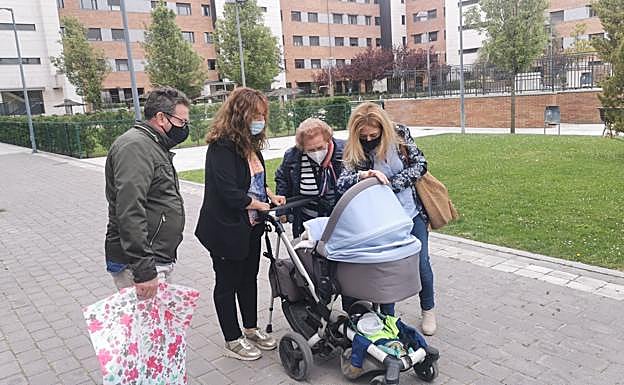 Imagen principal - La familia, con el pequeño Daniel.