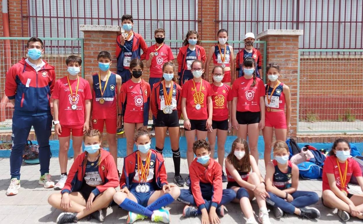 Equipo infantil del CAV con sus entrenadores. 