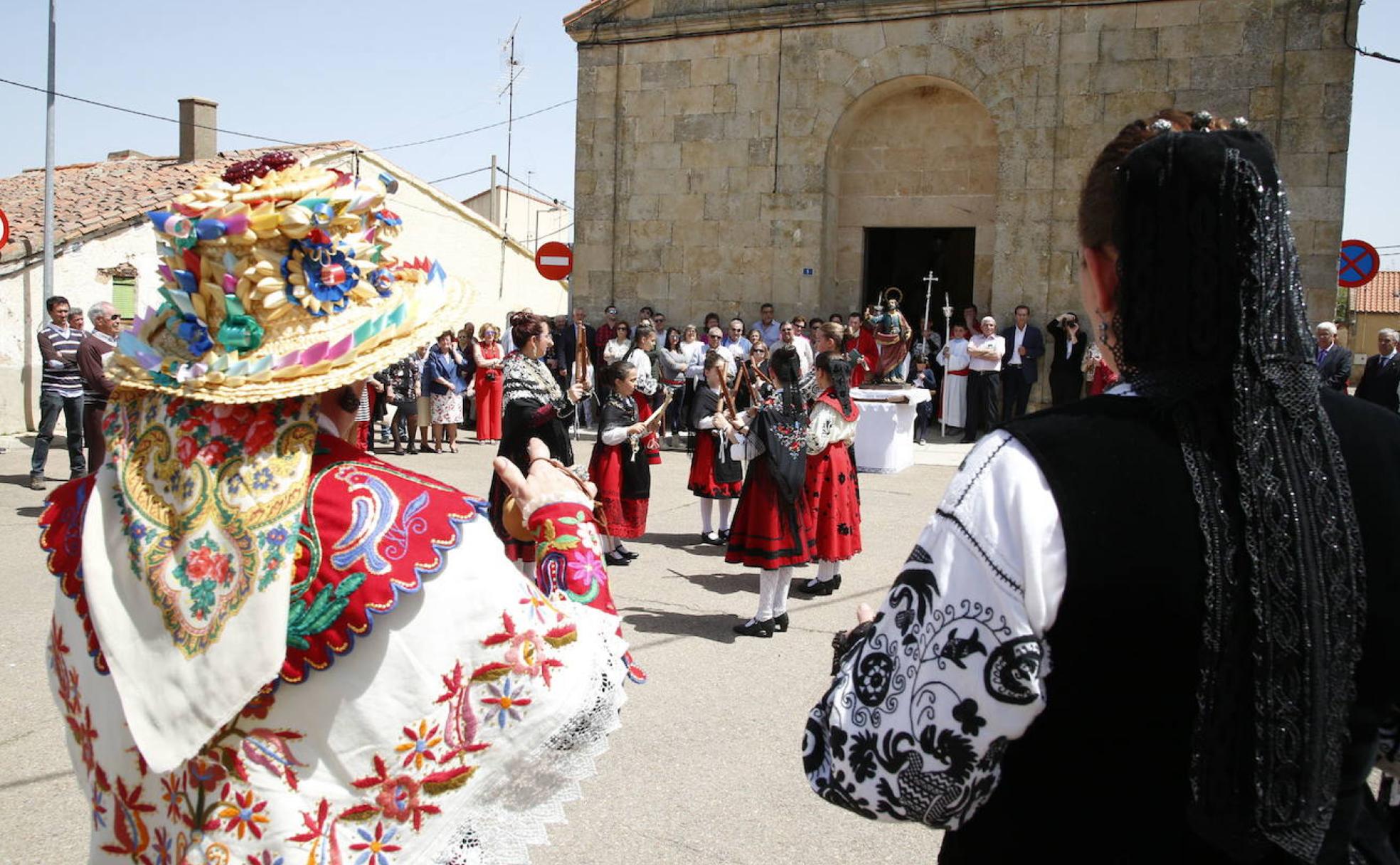 Conservar los trajes típicos de la provincia junto a los bailes tradicionales es una de las señas de identidad de Doñinos de Salamanca, elementos siempre presentes en sus fiestas.