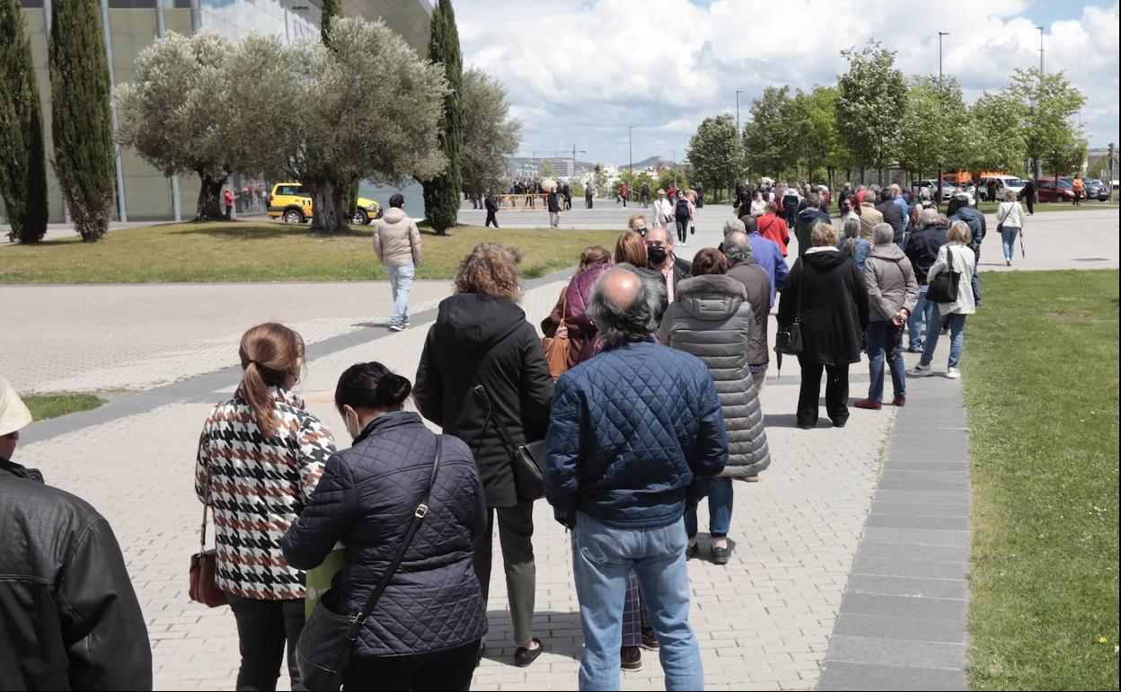 Colas para vacunarse en el Miguel Delibes de Valladolid.. 