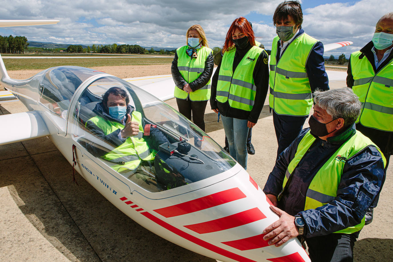 Alfonso Fernández Mañueco, en el aeródromo de Soria.