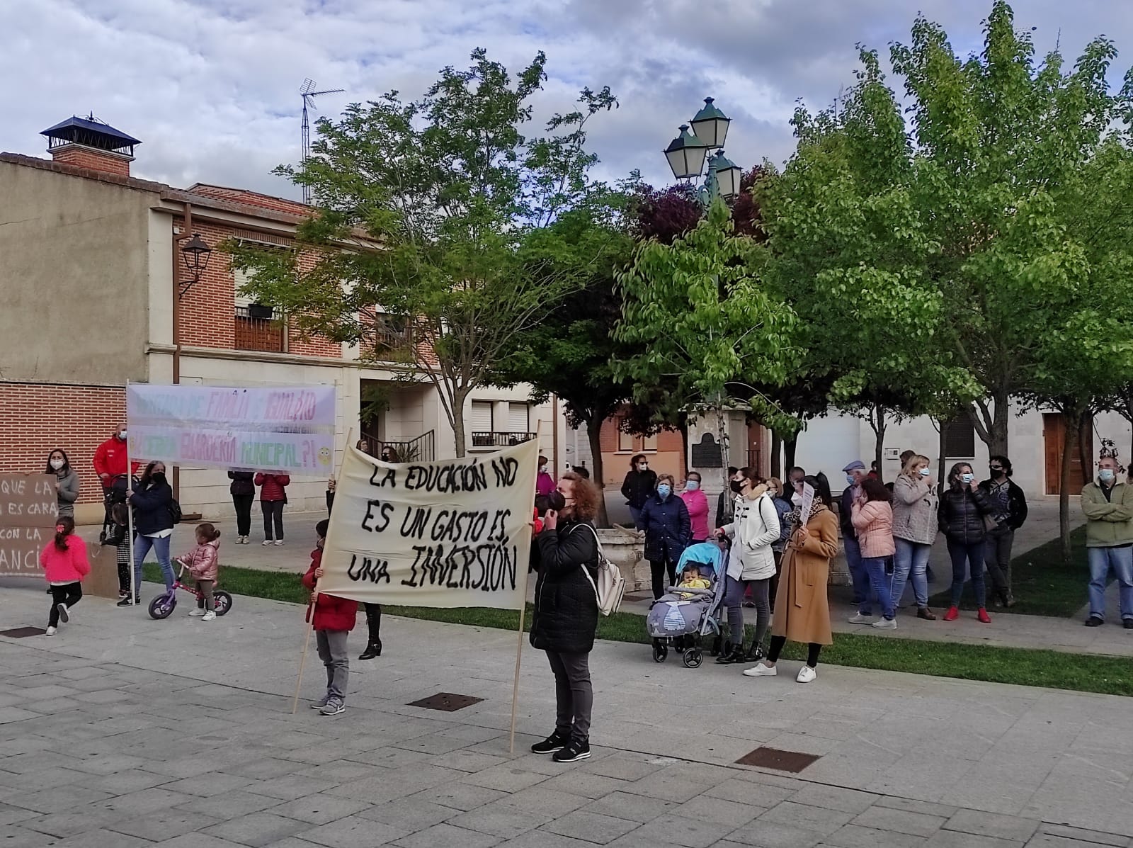 Los vecinos de Renedo vuelven a manifestarse contra el cierre de la guardería municipal