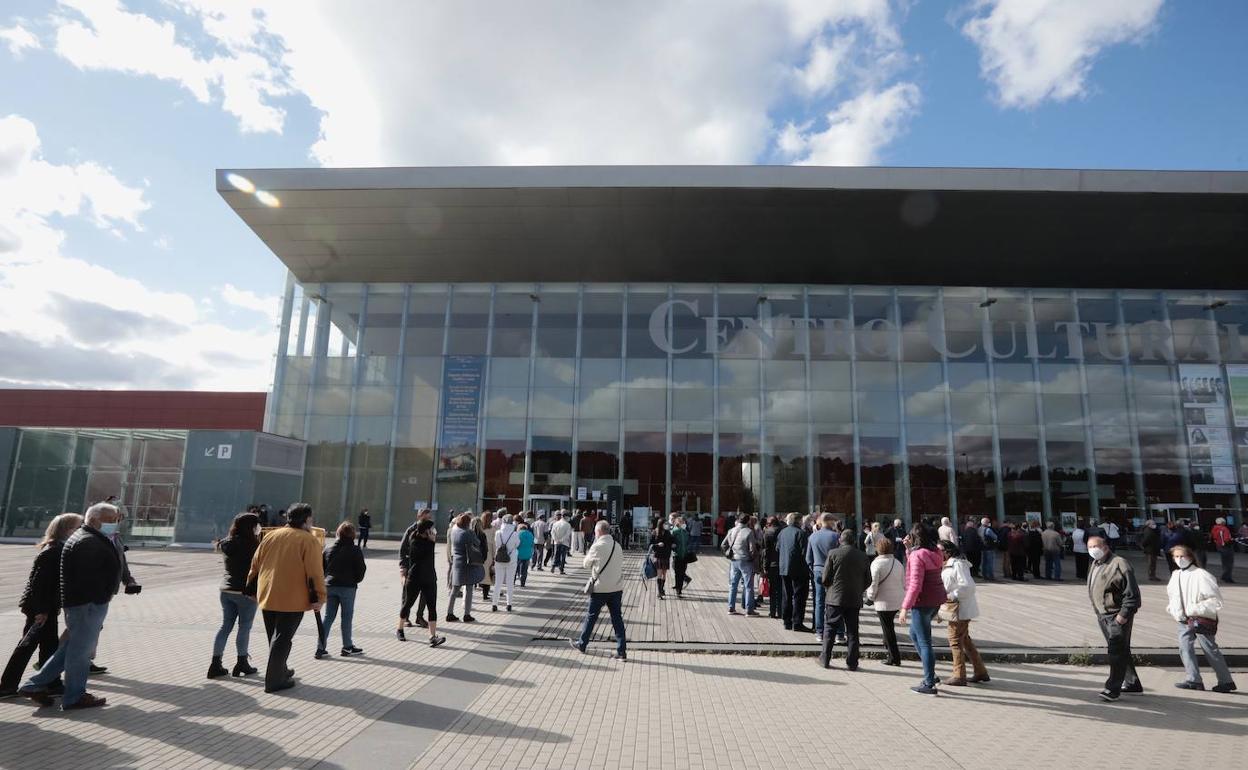 Colas ayer por la tarde para vacunar en el Miguel Delibes. 