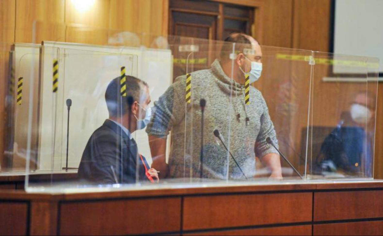El condenado, junto a su letrado. 
