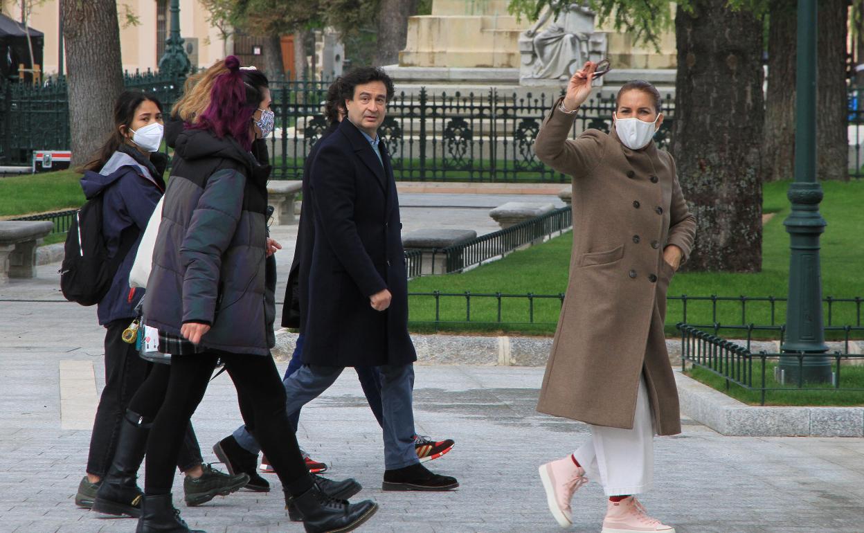 Samantha Vallejo-Nágera saluda a su llegada al Alcázar, junto a Pepe Rodríguez y Jordi Cruz.