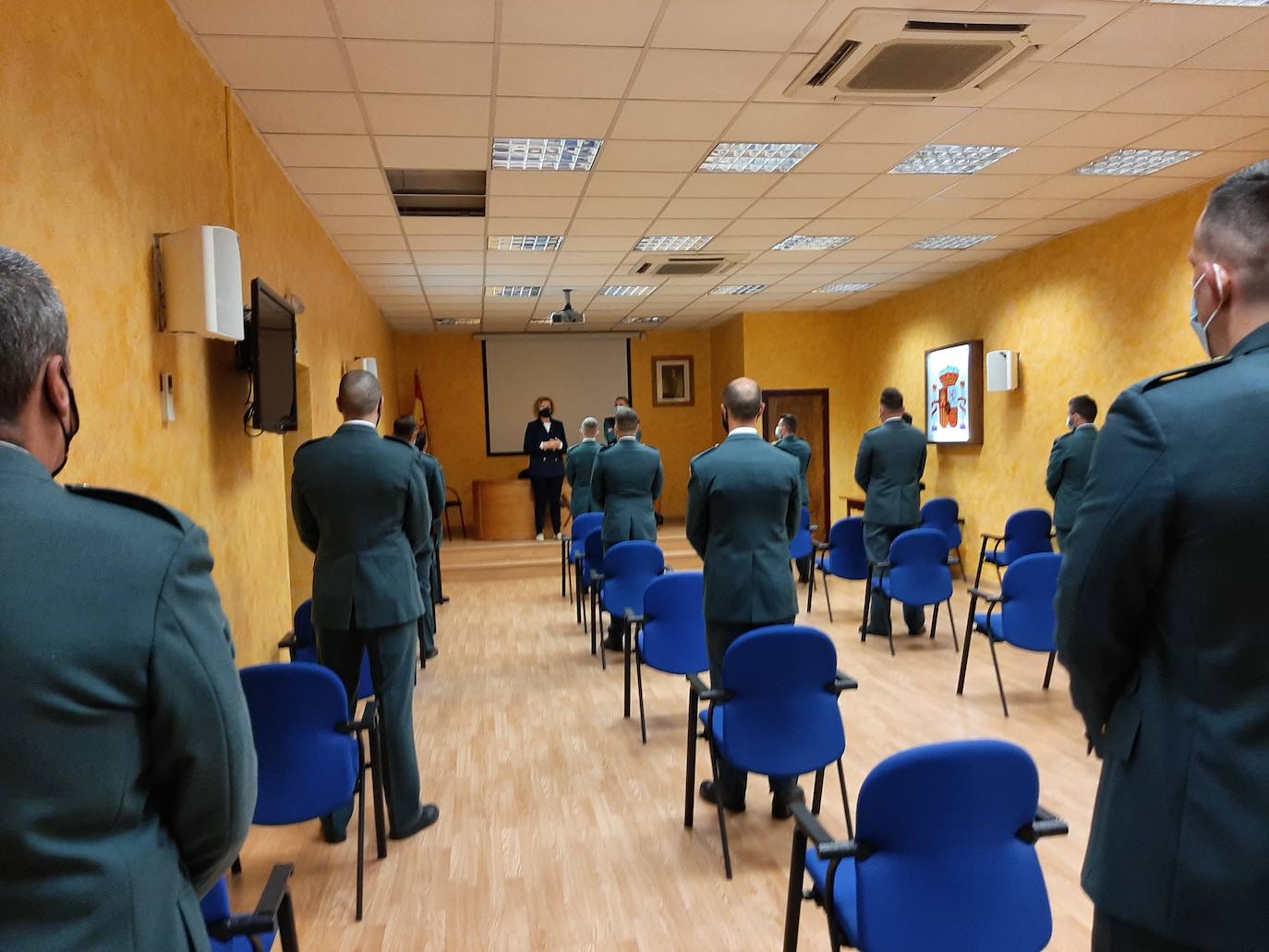 Los nuevos agentes de la Guardia Civil de Segovia reciben la bienvenida de la subdelegada del Gobierno.