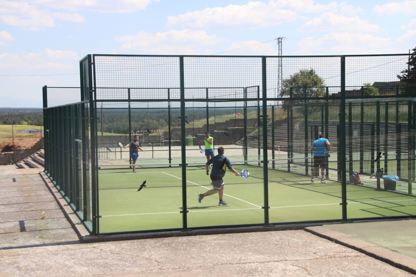 Partido de pádel en una pista de Cuéllar.