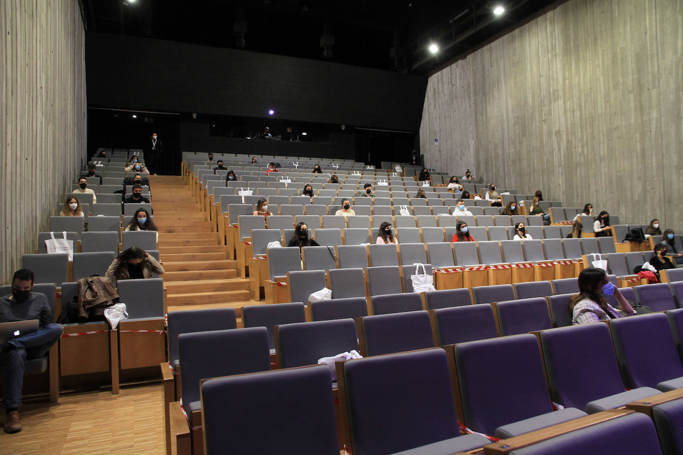 Público asistente a la primera de las charlas en el salón de actos del campus María Zambrano de Segovia.
