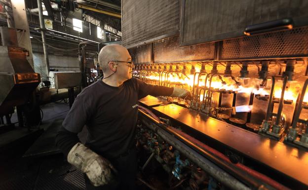 Imagen principal - Momentos diferentes de producción en la fábrica Vicrila.