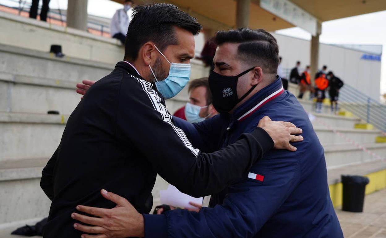 El presidente de Unionistas, Sandoval, abraza a su técnico Hernán Pérez en el Reina Sofía. 