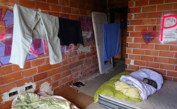 Uno de los cuartos habitados por dos indigentes en el edificio abandonado del residencial Rancho Grande.