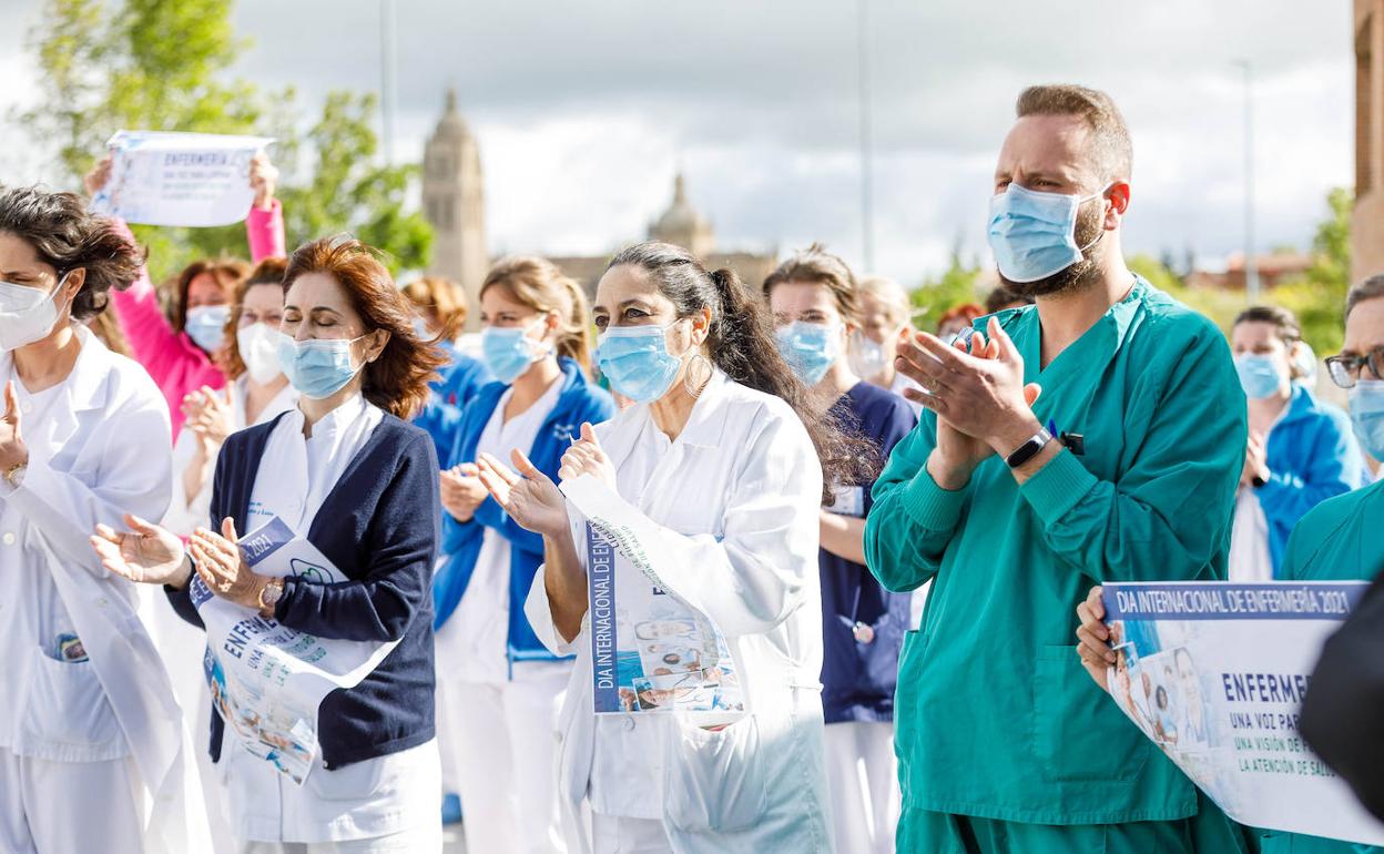 Aplausos de los asistentes a la concentración de este miércoles con motivo del Día de la Enfermería, en el Hospital General de Segovia, tras el minuto de silencio en memoria de los sanitarios fallecidos. 