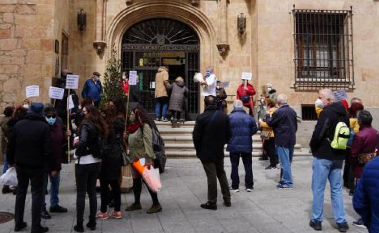 Asociaciones y vecinos protestando ayer delante de la sede de Unicaja en la calle Zamora 