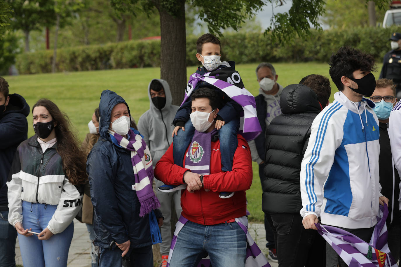 Fotos: La afición del Real Valladolid acompaña al equipo antes del partido ante el Villarreal