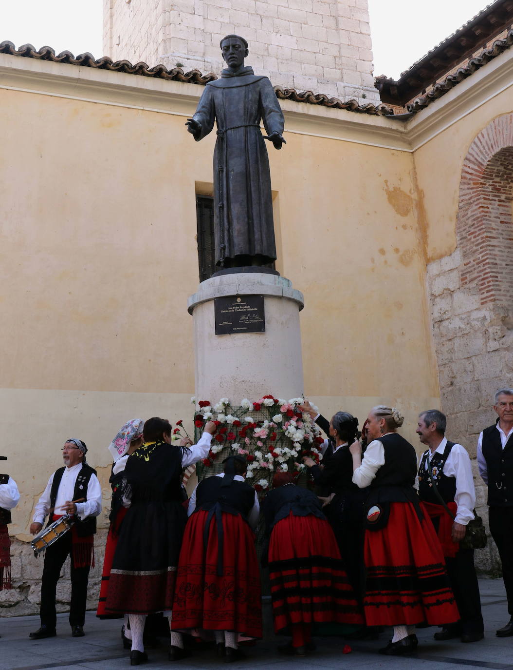 Ofrenda floral en el día de su festividad junto al monumento en la iglesia del Salvador.