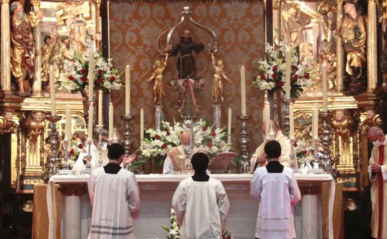 El cardenal y arzobispo de Valladolid, Ricardo Blázquez, oficia la misa en honor a San Pedro Regalado.