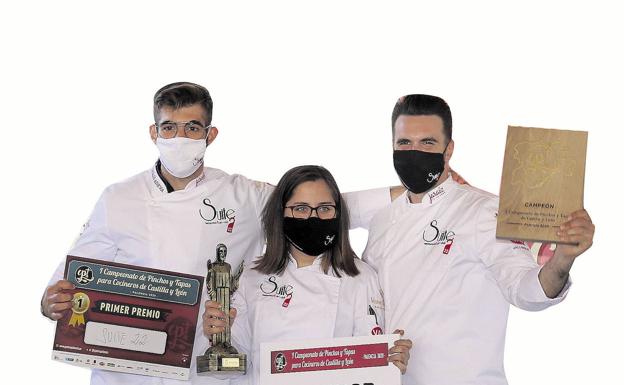 Equipo de cocina del restaurante Suite 22, de Valladolid, liderado por Emilio Martín, a la derecha, que posa con Carlos Adeva y Sheila García, al recibir el premio del I Campeonato de Pinchos y Tapas de Castilla y León celebrado en 2020 en Palencia. 