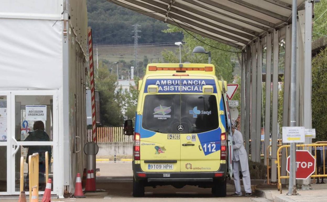 Una ambulancia, en el Hospital Río Hortega de Valladolid.