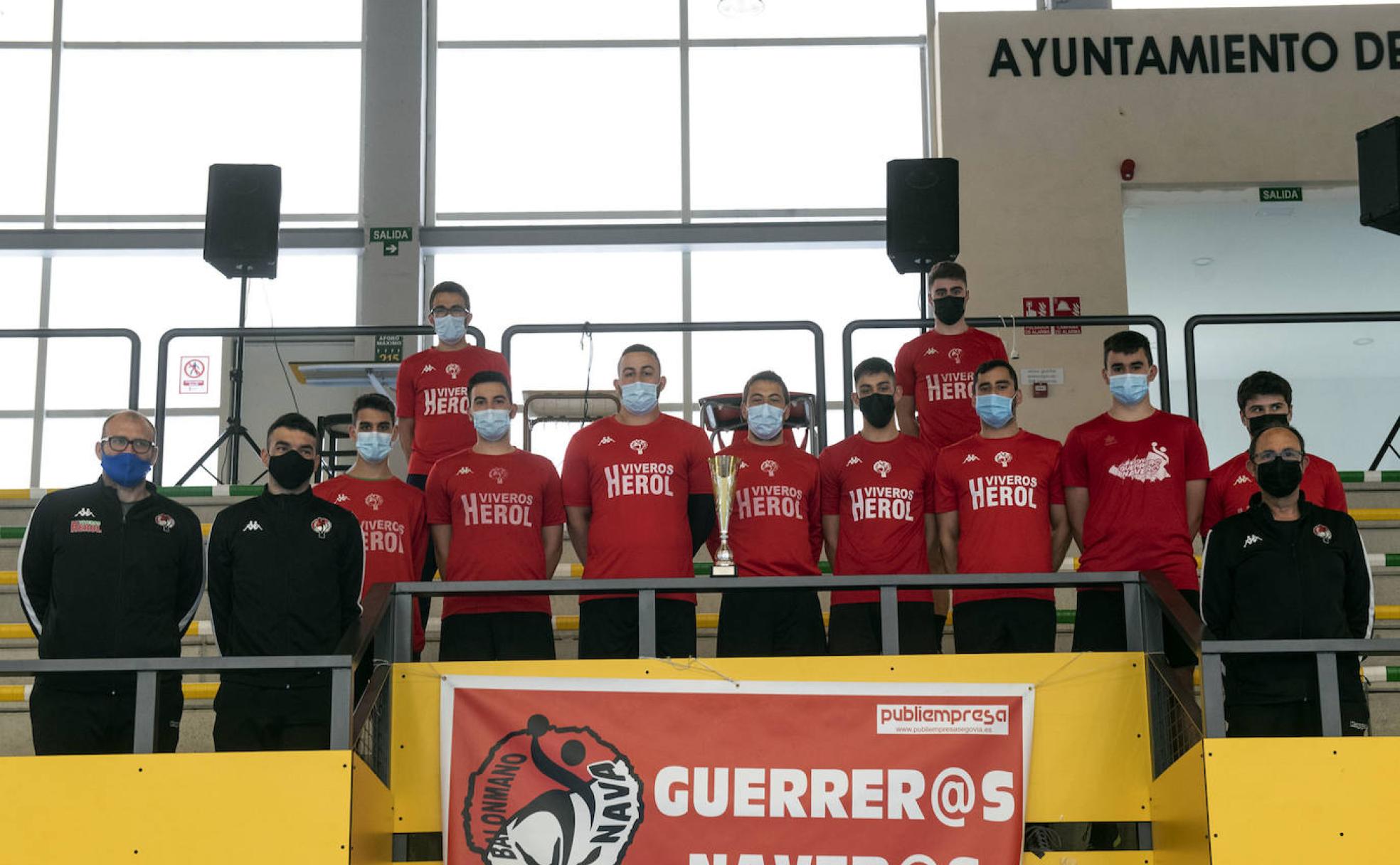 Plantel del filial del Balonmano Nava, ayer, en el pabellón de Nava de la Asunción. 