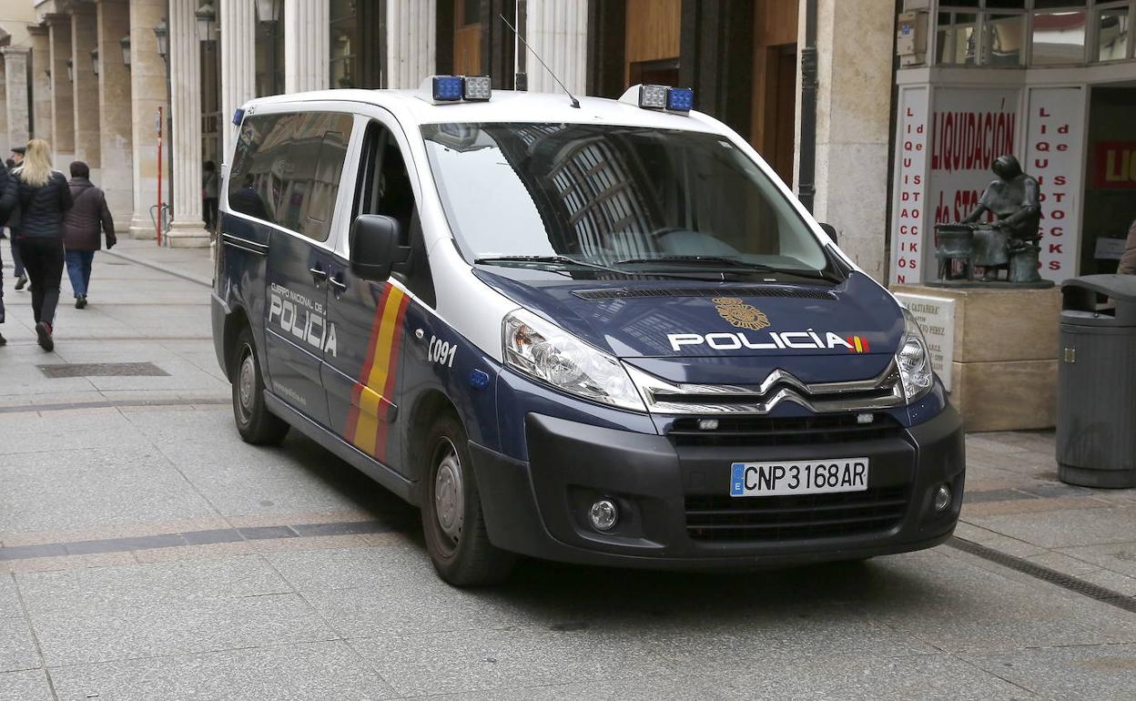 Vehículo de la Policía Nacional patrullando por la calle Mayor de Palencia, en una imagen de archivo. 