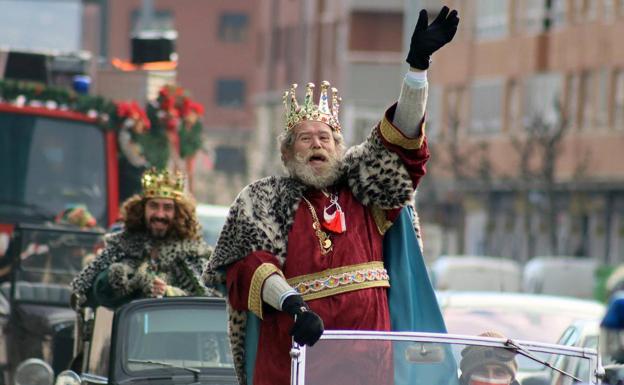 Imagen del desfile de los Reyes Magos por las calles de León en coches clásicos. 