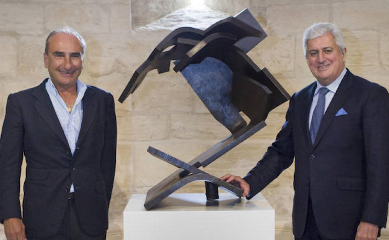 Luis Chillida y Enrique Valero, posan junto a la escultura 'Rumor de límites V' de Eduardo Chillida en el ábside central de la abadía Santa María de Retuerta. 