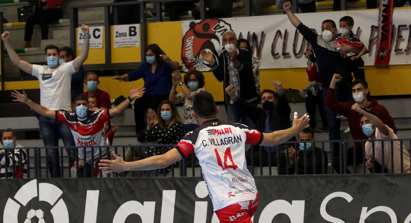 Fotos: Victoria del Balonmano Nava ante el Frigoríficos Cangas de Morrazo (19-18)