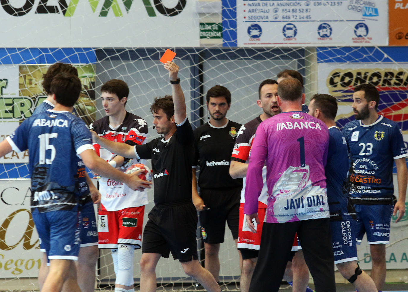 Fotos: Victoria del Balonmano Nava ante el Frigoríficos Cangas de Morrazo (19-18)