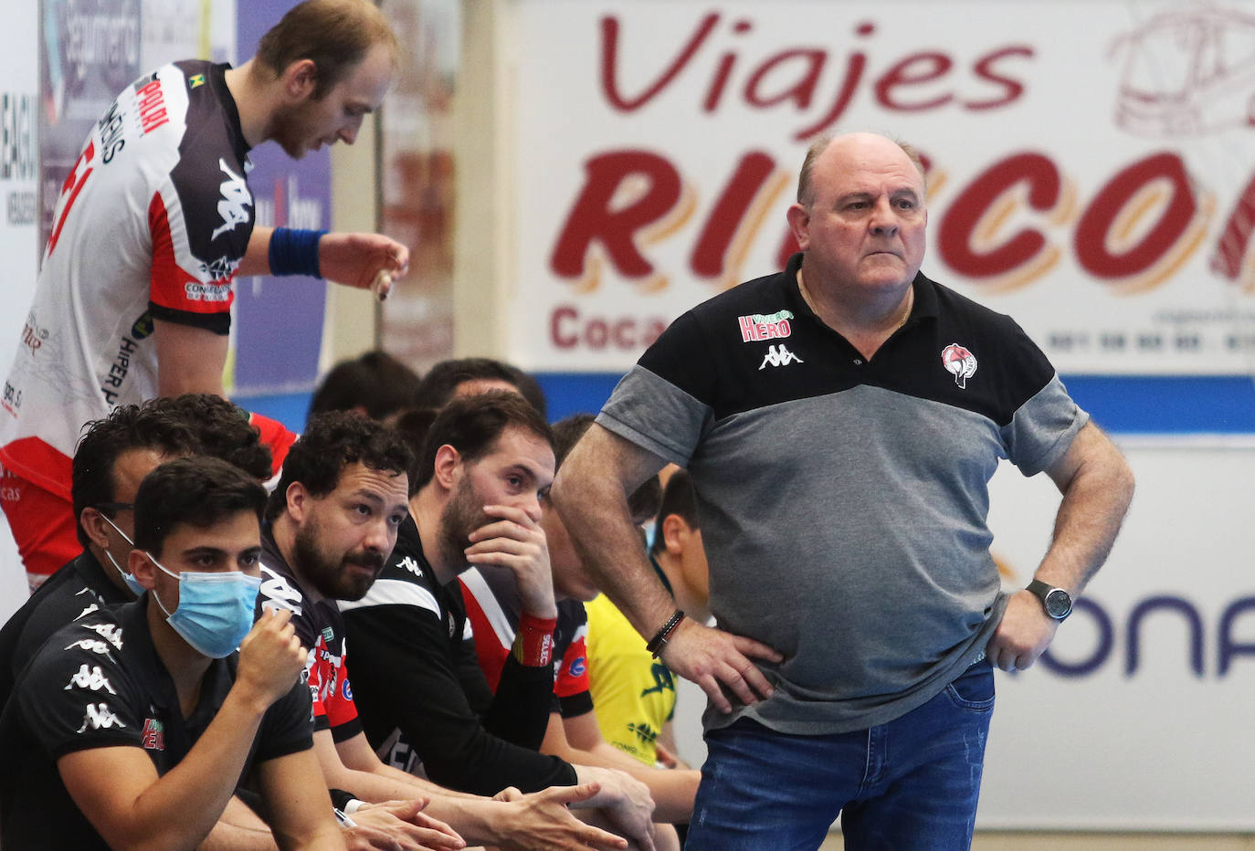 Fotos: Victoria del Balonmano Nava ante el Frigoríficos Cangas de Morrazo (19-18)