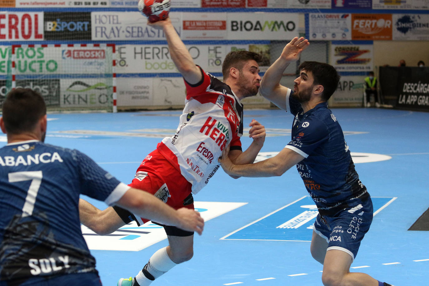 Fotos: Victoria del Balonmano Nava ante el Frigoríficos Cangas de Morrazo (19-18)